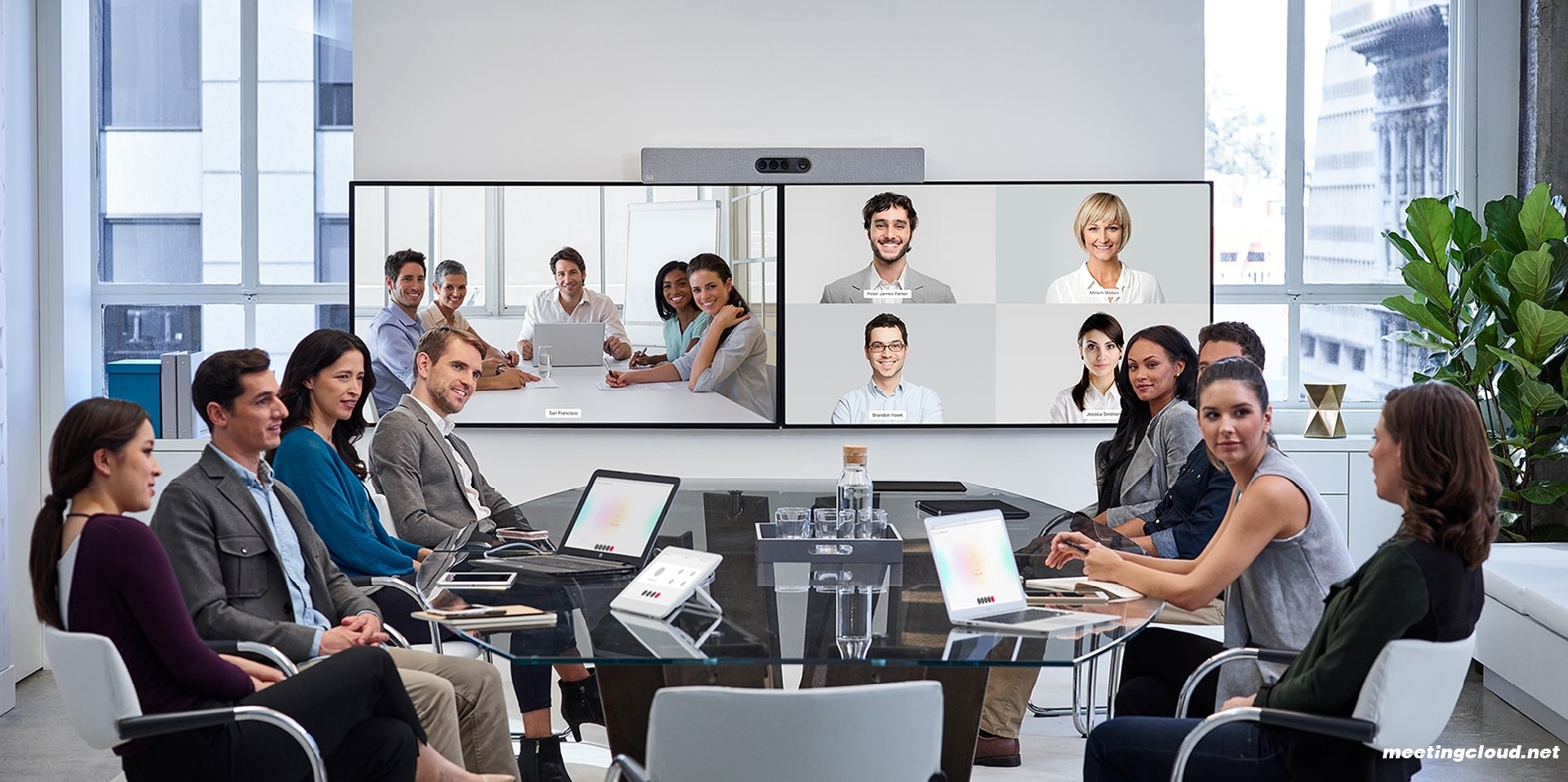 大型會(huì)議室中的 Webex Room Kit Plus